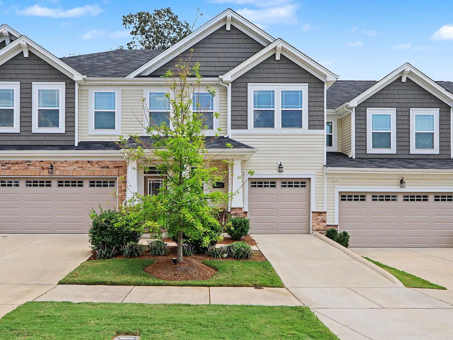 3 bed, 3.5 bath, 2122 sqft, $2,595 — Photo 3