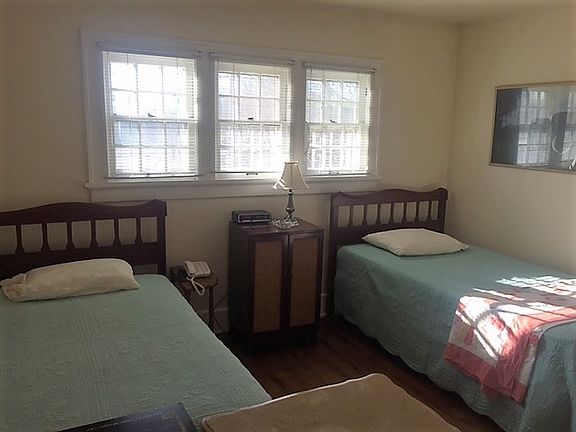 4th image of 611 W University Ave