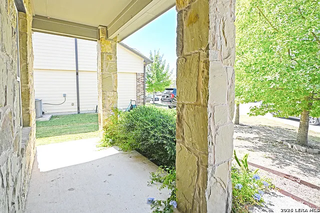 4 bed, 2.5 bath, 2212 sqft, $1,995 — Photo 4