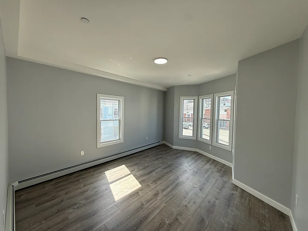 4 bed, 1.0 bath, 850 sqft, $2,800 — Photo 2