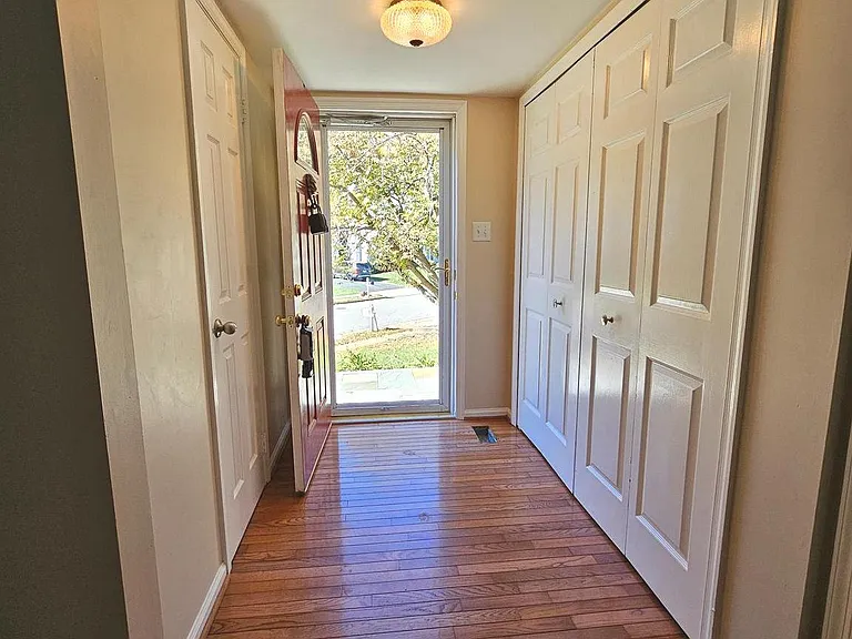 6413 Four Oaks Ln — Photo 4