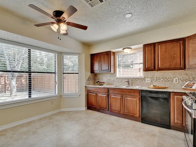 1622 Peachtree Valley Dr — Photo 8