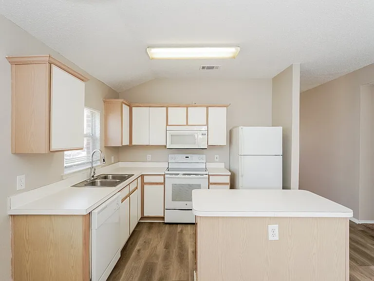 1519 Columbia Dr — Photo 8