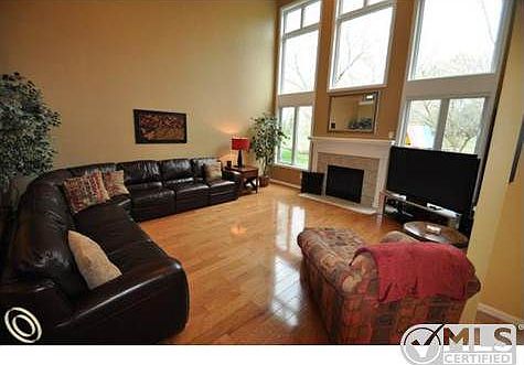 2 story Great rm w/Gas fireplace