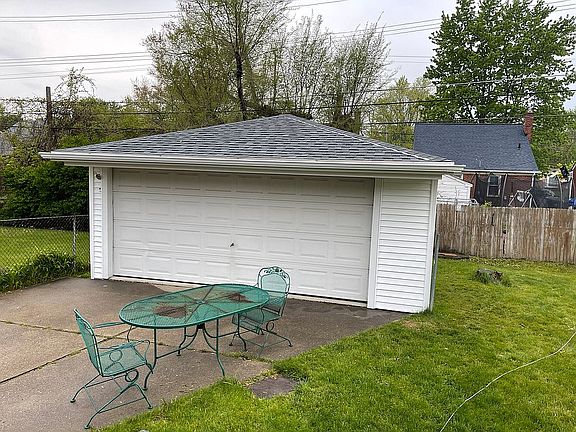 4th image of 17603 Glenmore St