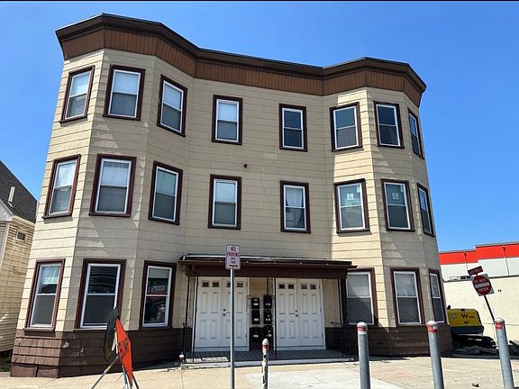 3rd image of 181 Chelsea St #3
