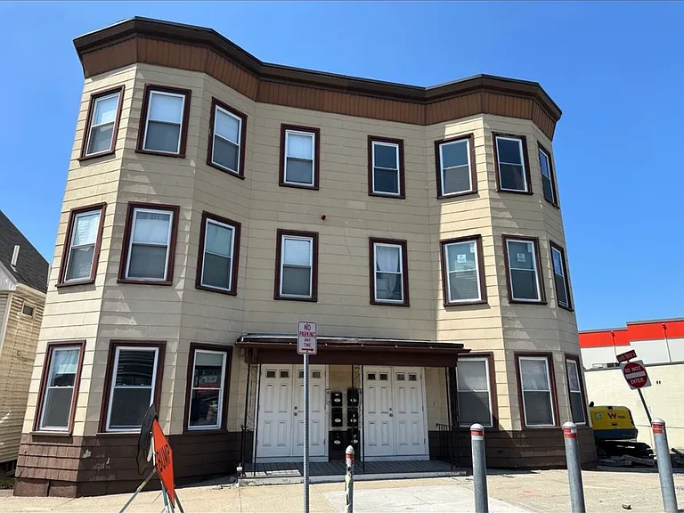181 Chelsea St #3 — Photo 3