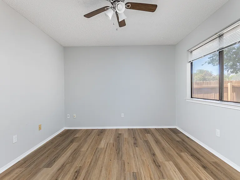 1803 Heatherglen Ln — Photo 15