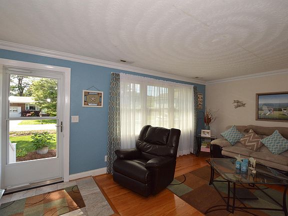 2nd image of 1506 Hawthorne Dr