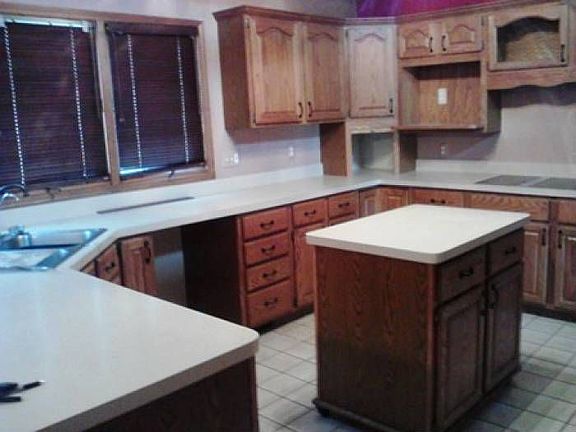 Kitchen w island
