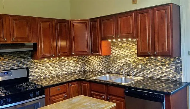 1118 Foucher St — Photo 6