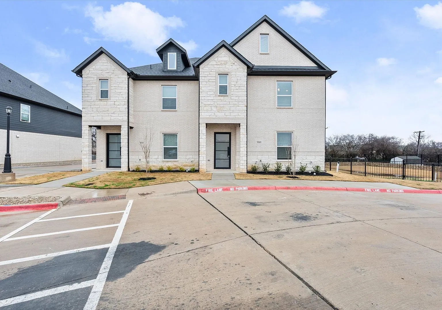 Luxury Arlington Townhome - Gated Community — Photo 2