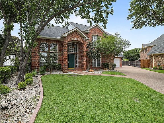 3rd image of 833 Canyon Crest Dr