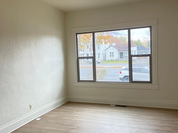 4th image of 652 S 700 E