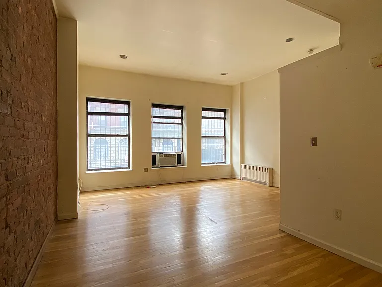 235 E 33rd St #3 — Photo 1