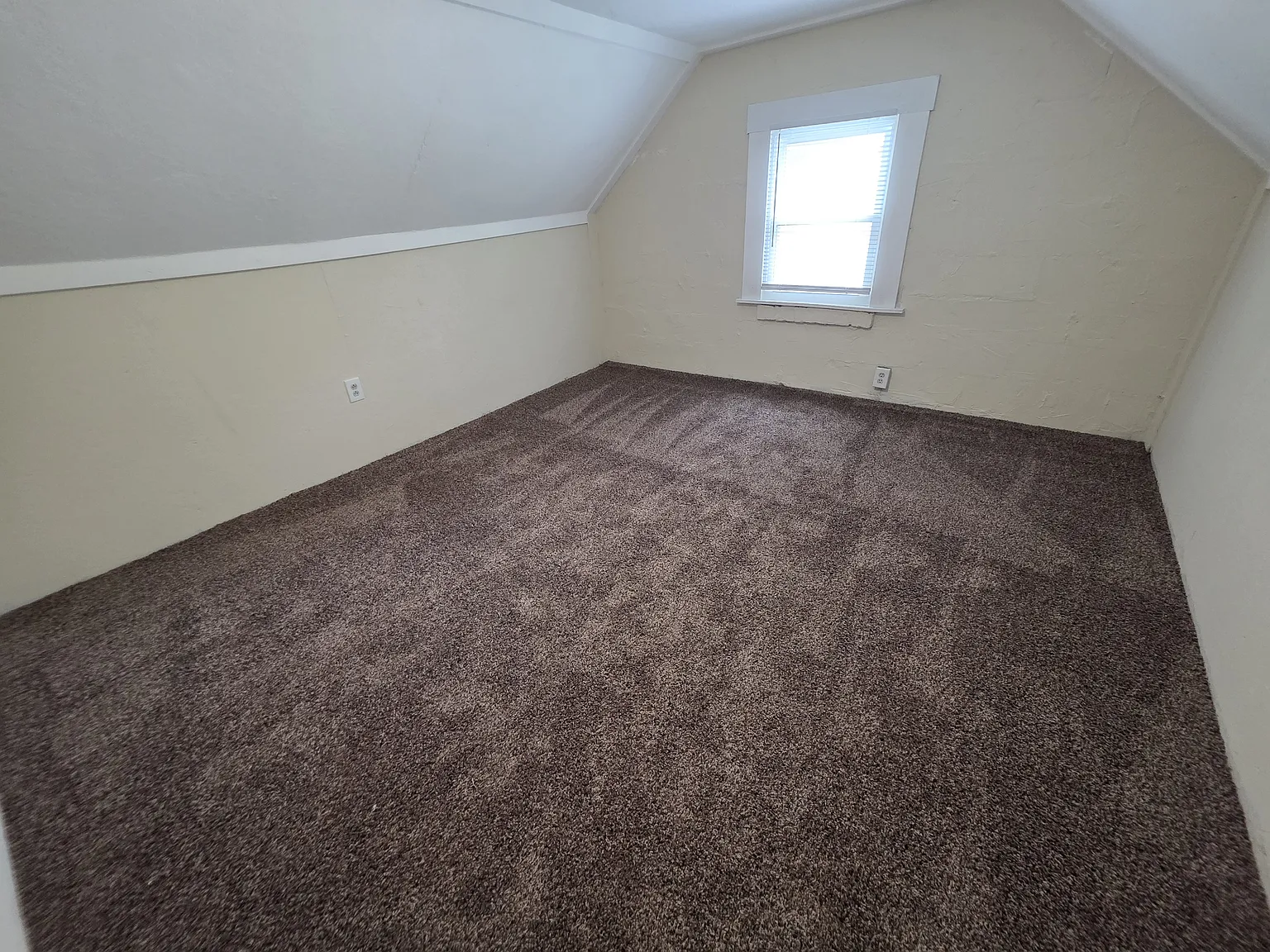 4 bed, 1.0 bath, 1023 sqft, $1,450 — Photo 4