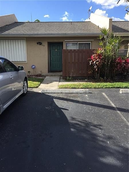 1st image of 842 Banks Rd