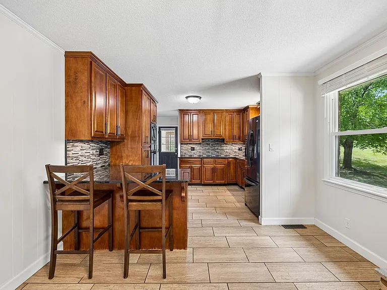 1810 Theresa Dr — Photo 14