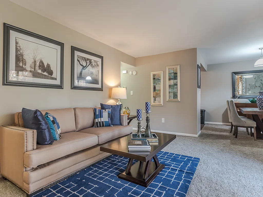 Versailles Apartments — Photo 2