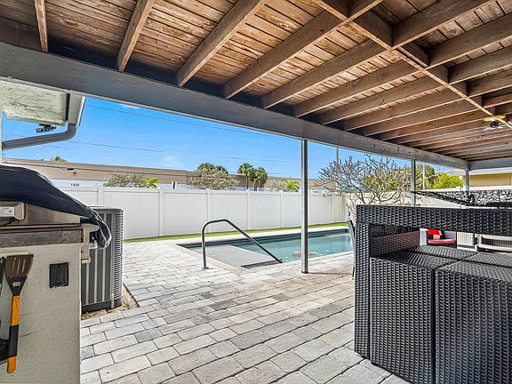 4th image of 1375 SW 29th Avenue