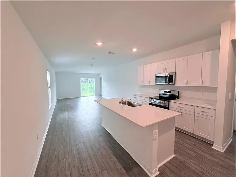 1537 NW 48th St — Photo 3