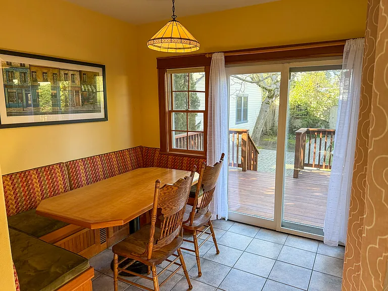 385 Coombs St — Photo 22