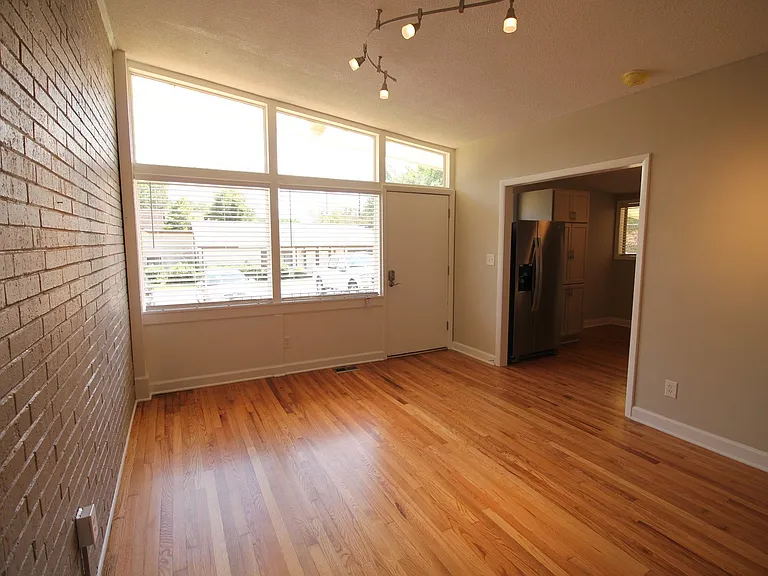 519 Bashford Rd — Photo 4