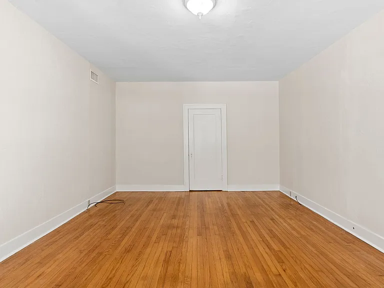 526-P — Photo 8