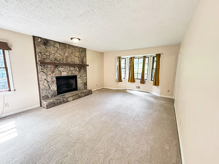 2491 Annandale Dr — Photo 6