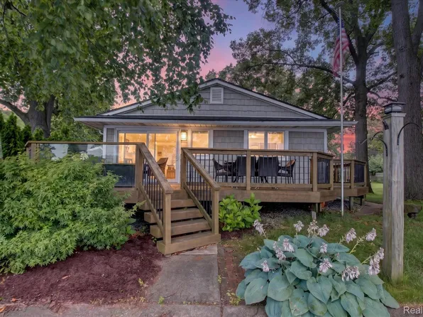 35 N Hulbert Dr, White Lake, MI 48386