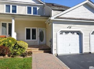 26 Lindbergh Cir, Huntington, NY 11743