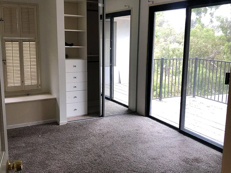 Single bedroom with balcony