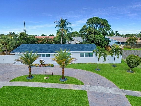 3rd image of 2465 Edgewater Dr