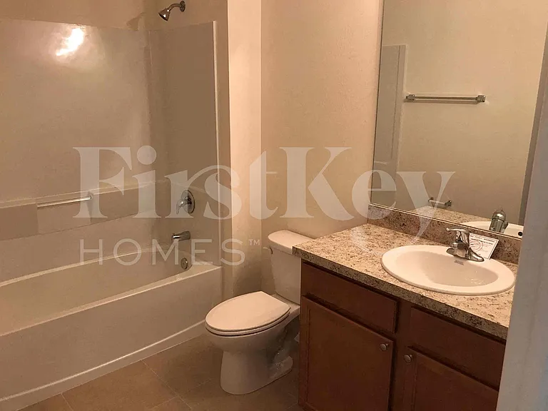 217 NW 9th St — Photo 15