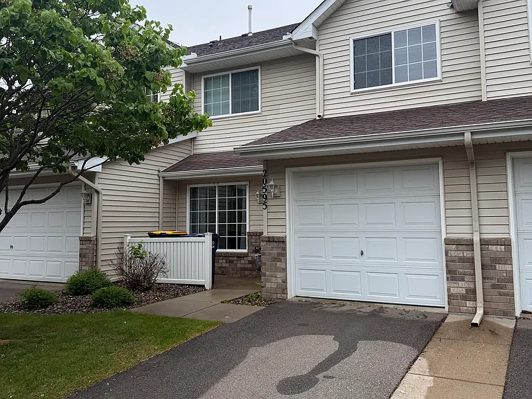 20595 Abbey Ln — Photo 2