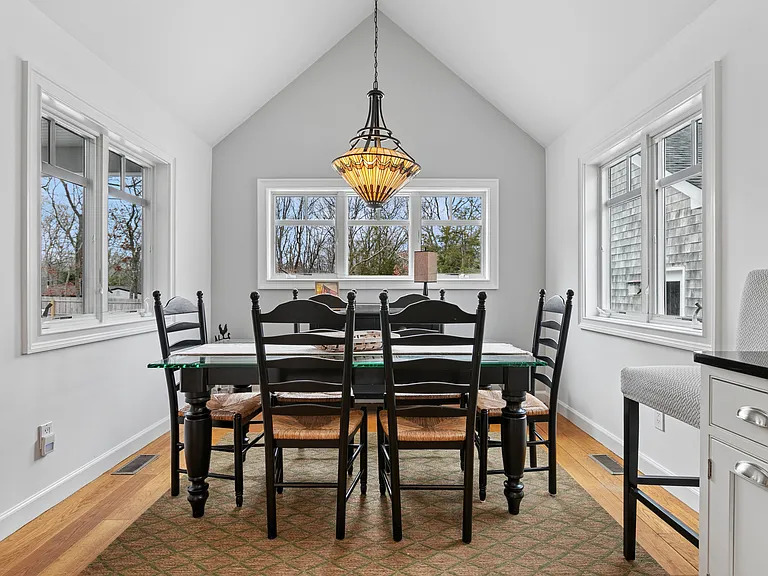 10 Foxboro Rd — Photo 15