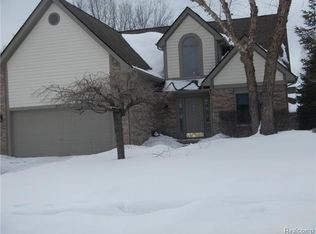 1811 Weyhill Dr, Wixom, MI 48393