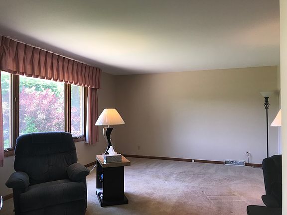5th image of 218 Hartway Ct