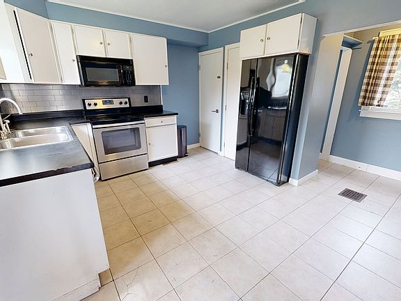 3rd image of 456 River Dr