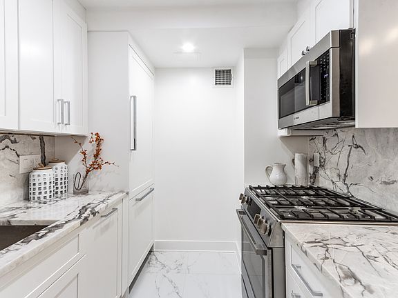 4th image of 40 E 61st St APT 12A