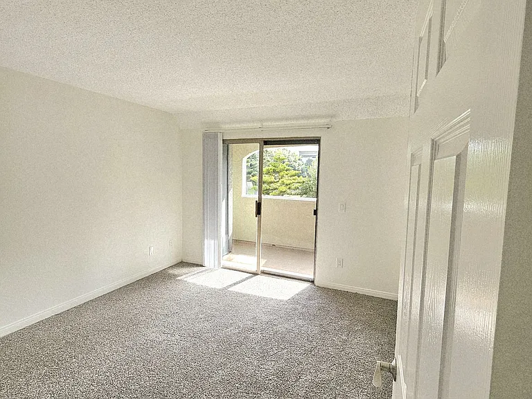 Yorktown Apartments — Photo 11
