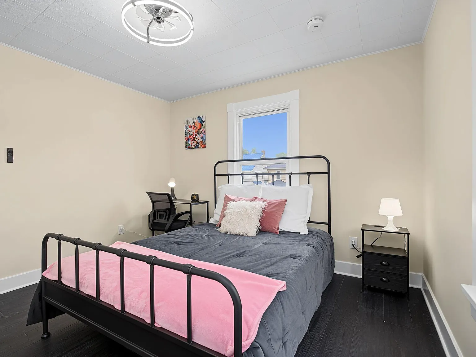 4 bed, 2.0 bath, 1560 sqft, $862 — Photo 2