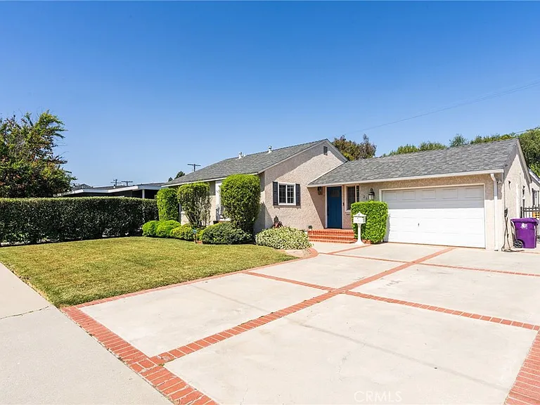 2358 Snowden Ave — Photo 2