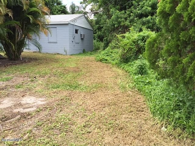 2nd image of 1323 Earl Dr