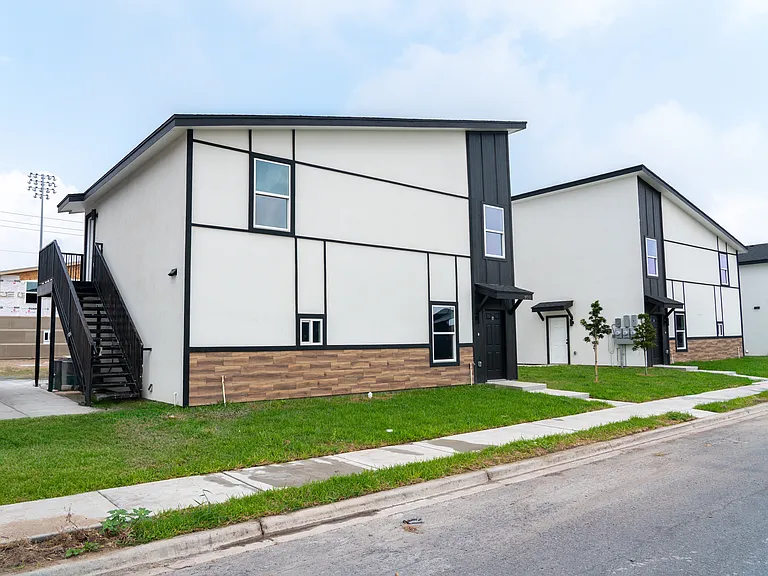 900 Crestview St #B — Photo 16