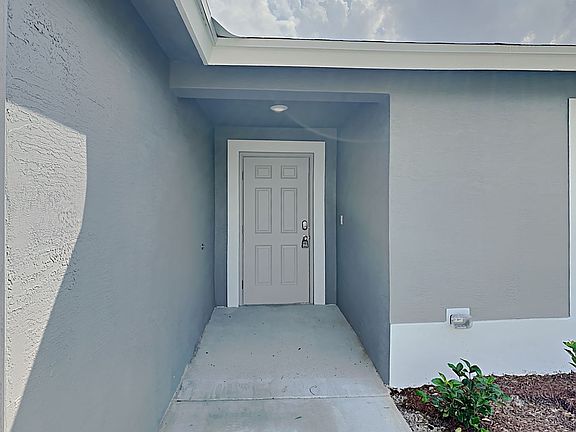4th image of 232 SW Lakehurst Dr