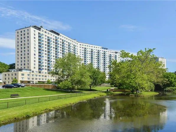 10201 Grosvenor Pl APT 312, Rockville, MD 20852