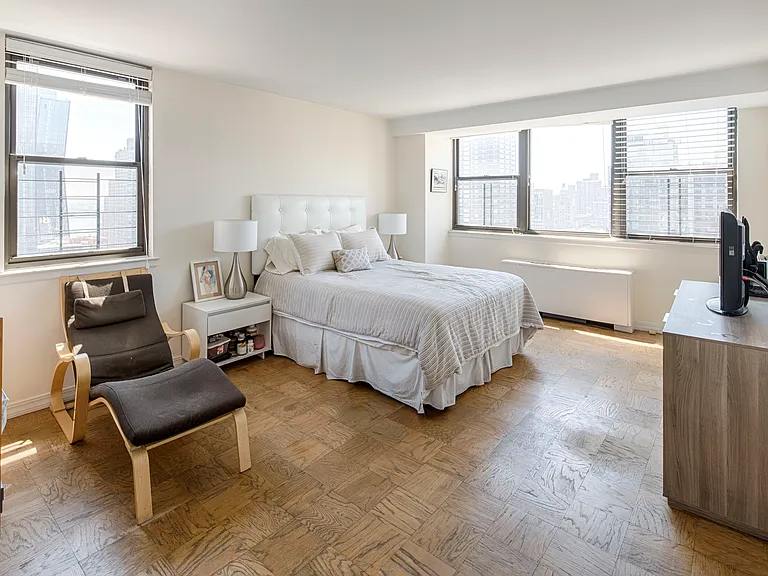 225 E 36th St #21B — Photo 6