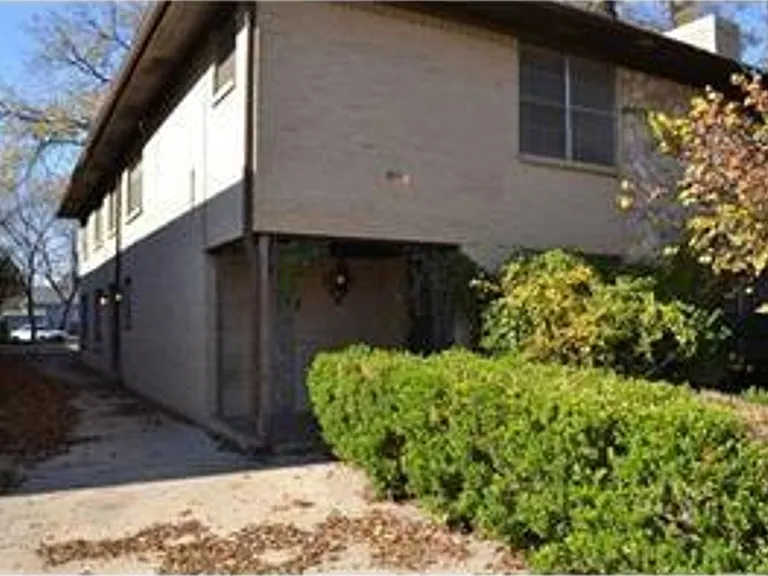 1107 N Locust St — Photo 14