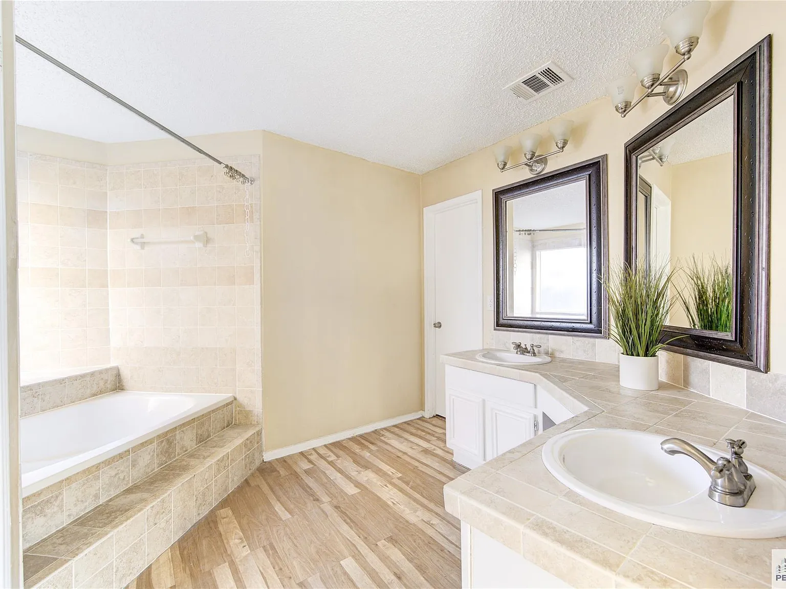 3 bed, 2.5 bath, 2164 sqft, $2,000 — Photo 3